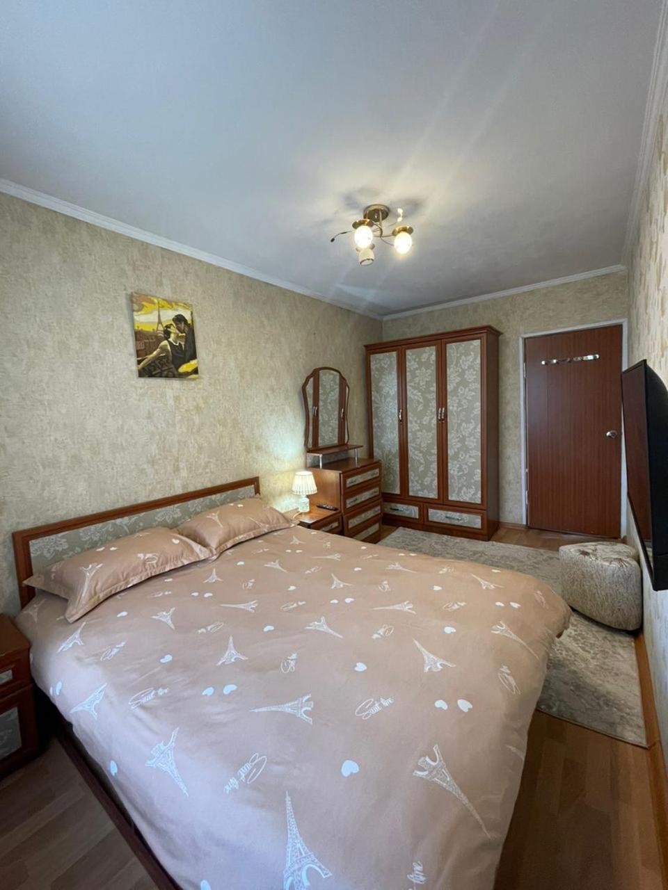 3-Х Комнатная Квартира В 5 Микр 104 Серии 4/4 Bishkek Bagian luar foto